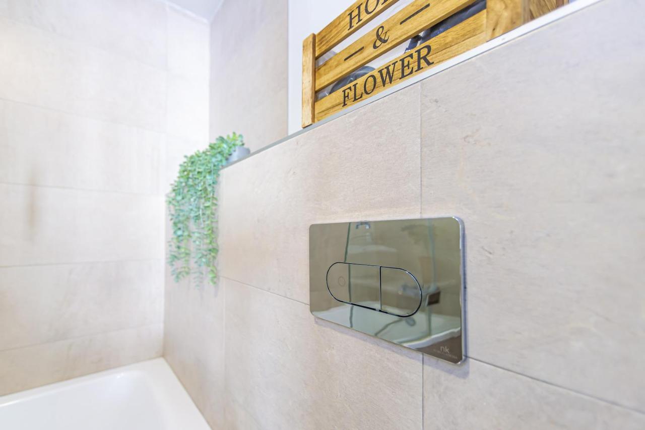 Ventura 2 - Centric & Pool - Simplytarifa Appartement Buitenkant foto